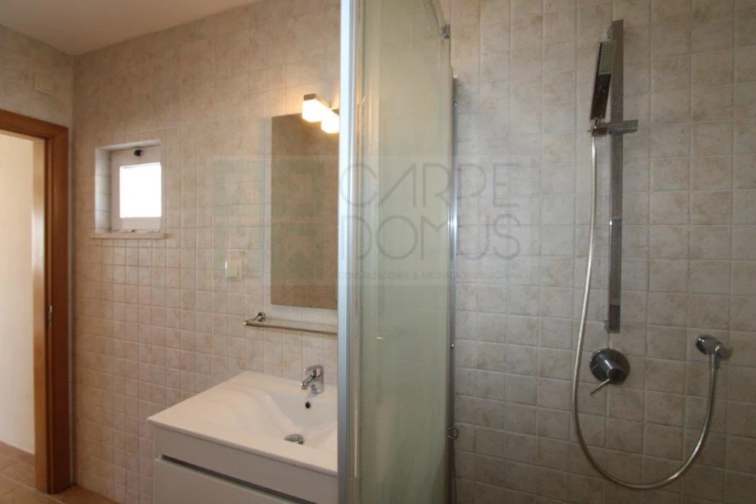 Moradia T4 para Venda em Quelfes Foto 40