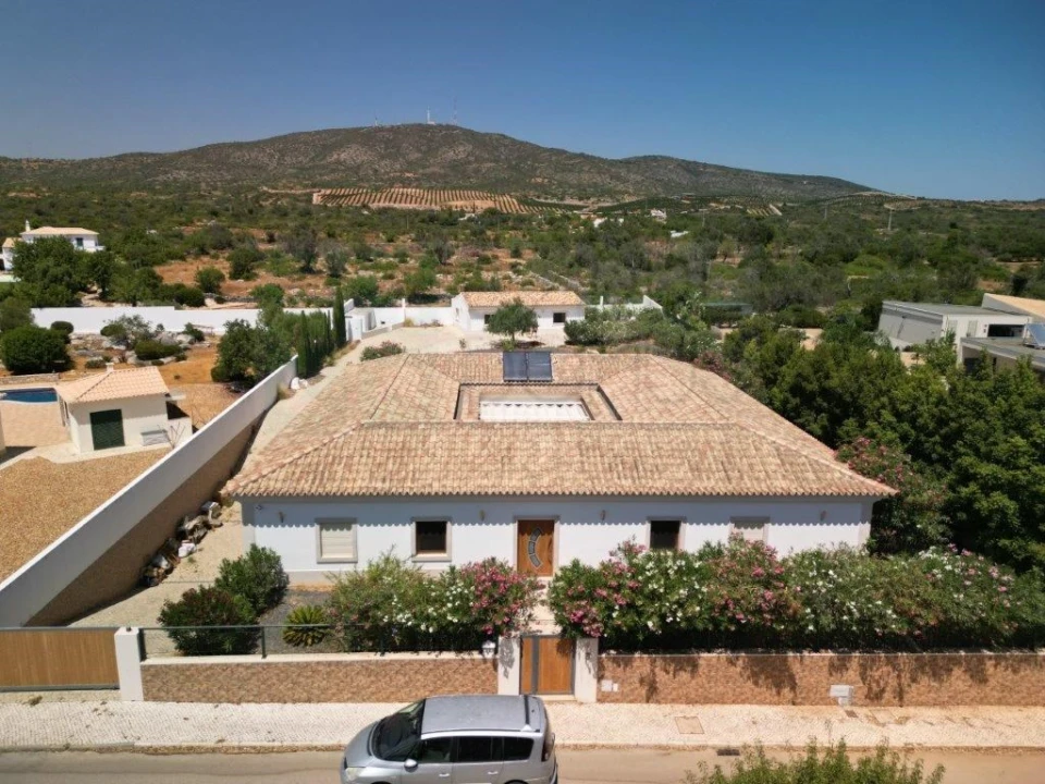 Moradia T4 para Venda em Quelfes Foto 2