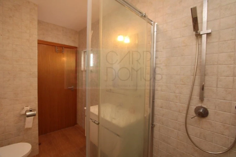 Moradia T4 para Venda em Quelfes Foto 36