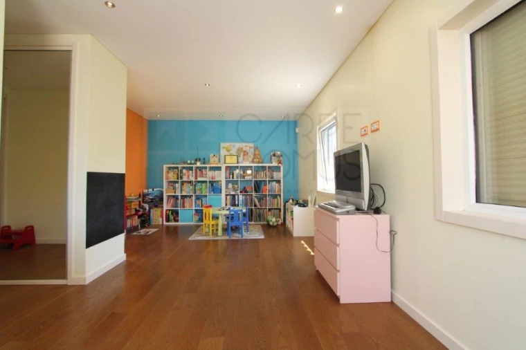 Moradia T4 para Venda em Quelfes Foto 22