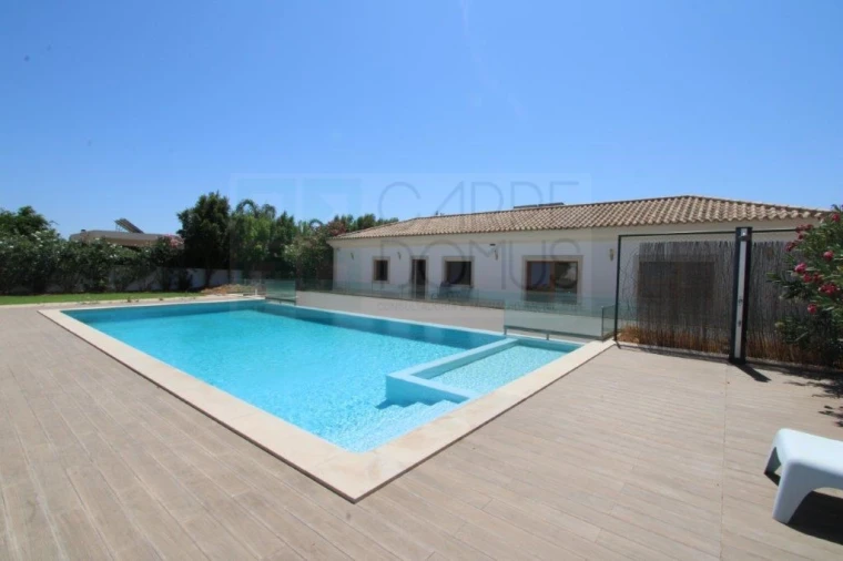 Moradia T4 para Venda em Quelfes Foto 44