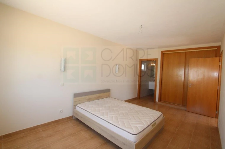 Moradia T4 para Venda em Quelfes Foto 39