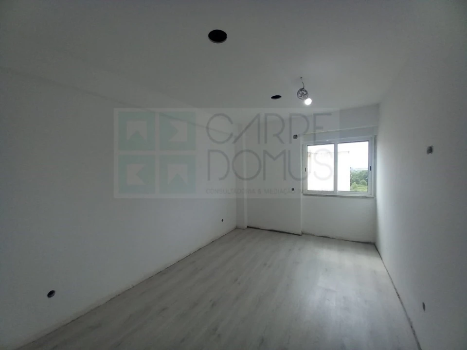 Apartamento T2 para Venda em Carregado e Cadafais Foto 12