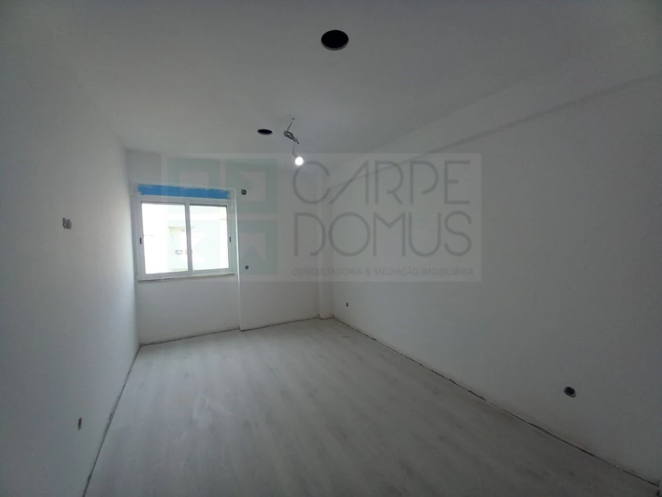 Apartamento T2 para Venda em Carregado e Cadafais Foto 18