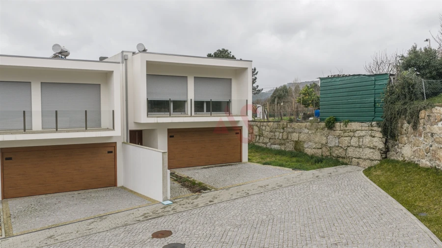 Moradia T3 para Venda em Infias Foto 3