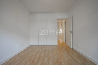 Apartamento T2 para Arrendamento em Campolide