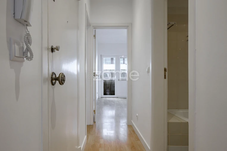 Apartamento T2 para Arrendamento em Campolide Foto 8