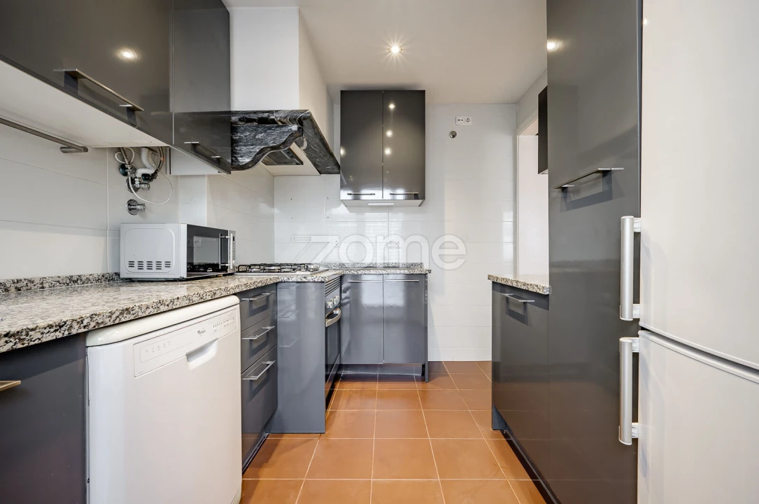 Apartamento T2 para Arrendamento em Campolide Foto 7