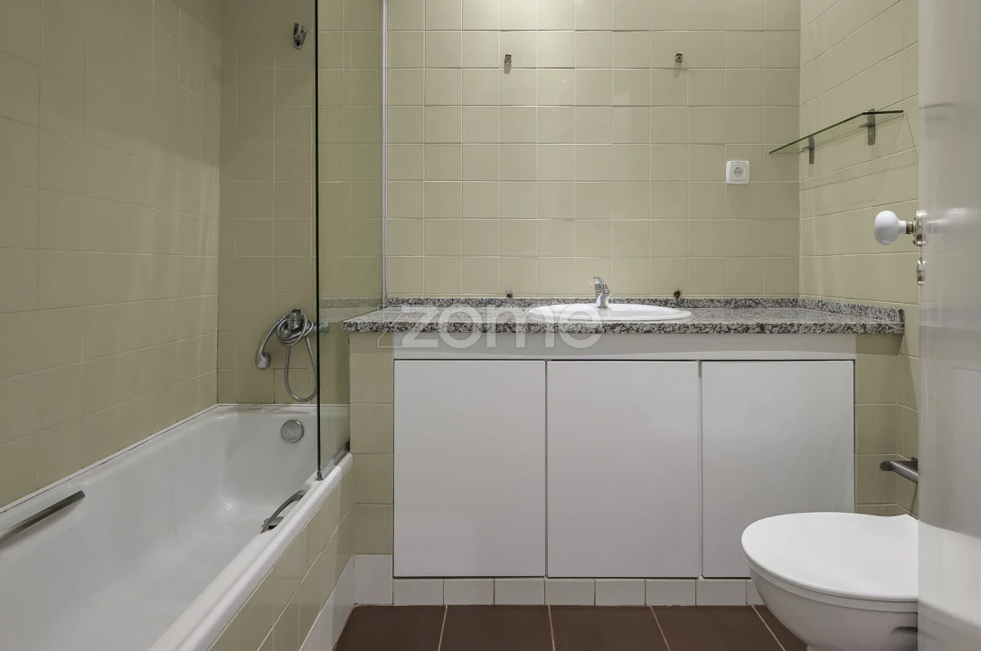Apartamento T2 para Arrendamento em Campolide Foto 9