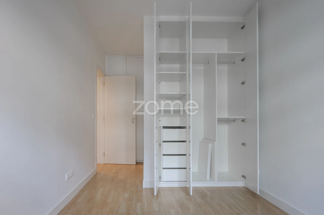Apartamento T2 para Arrendamento em Campolide Foto 14