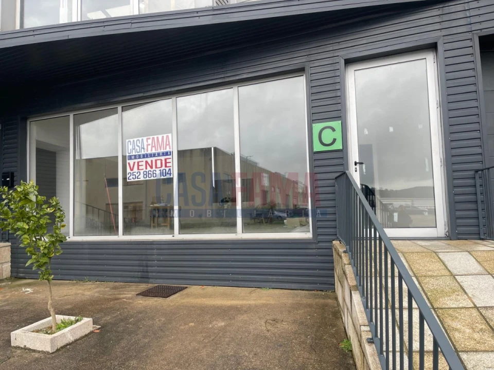 Armazém para Venda em Santo Tirso, Couto (Santa Cristina e São Miguel) e Burgães Foto 1