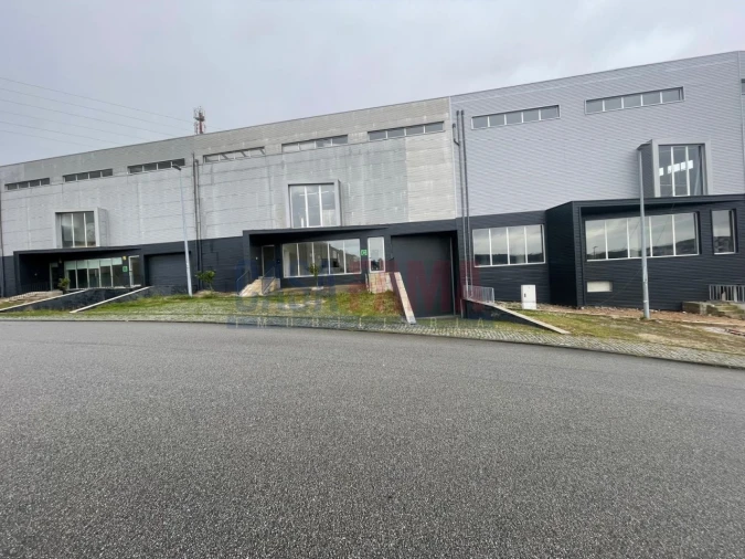 Armazém para Venda em Santo Tirso, Couto (Santa Cristina e São Miguel) e Burgães