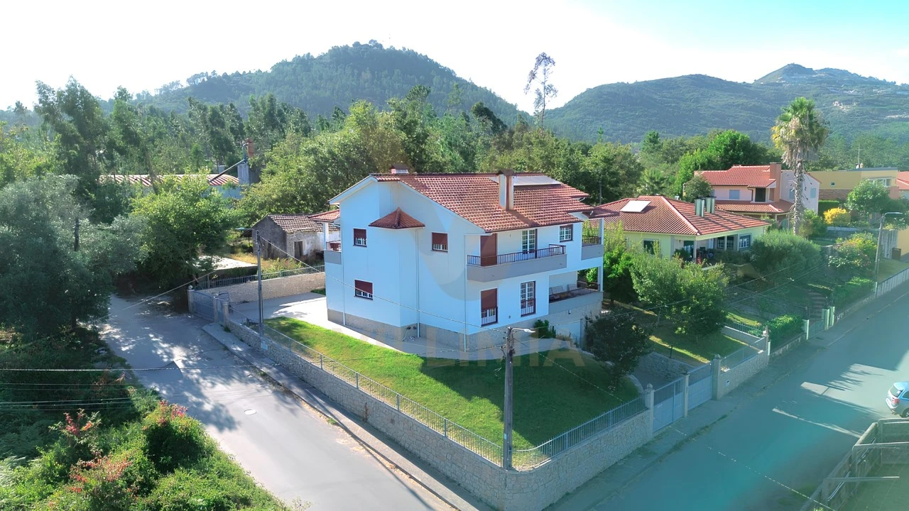 Moradia T5 para Venda em Arcozelo Foto 1