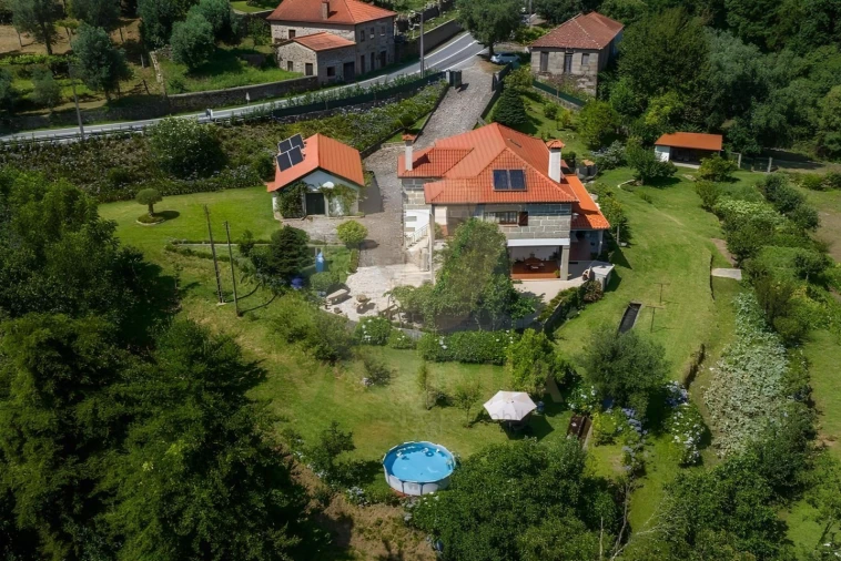 Moradia T5 para Venda em Rebordões (Souto) Foto 1