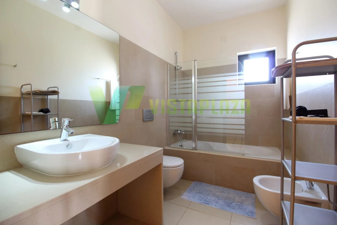 Moradia T5 para Venda em Lagos (São Sebastião e Santa Maria) Foto 36