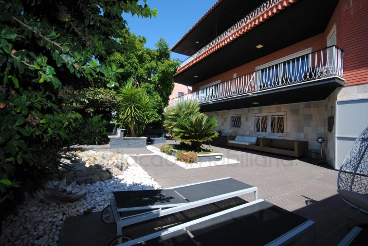 Moradia T8 para Venda em Carcavelos e Parede