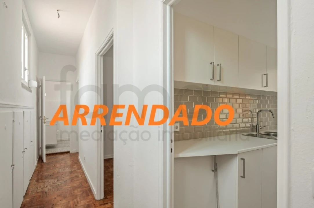 Apartamento T2 para Arrendamento em Queluz e Belas Foto 1