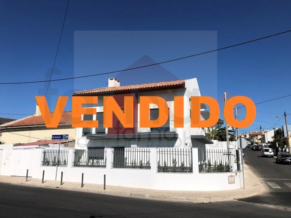 Moradia T2 para Venda em São Domingos de Rana Foto 1