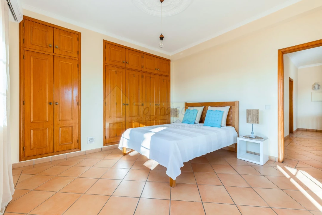 Moradia T4 para Venda em Quarteira Foto 25