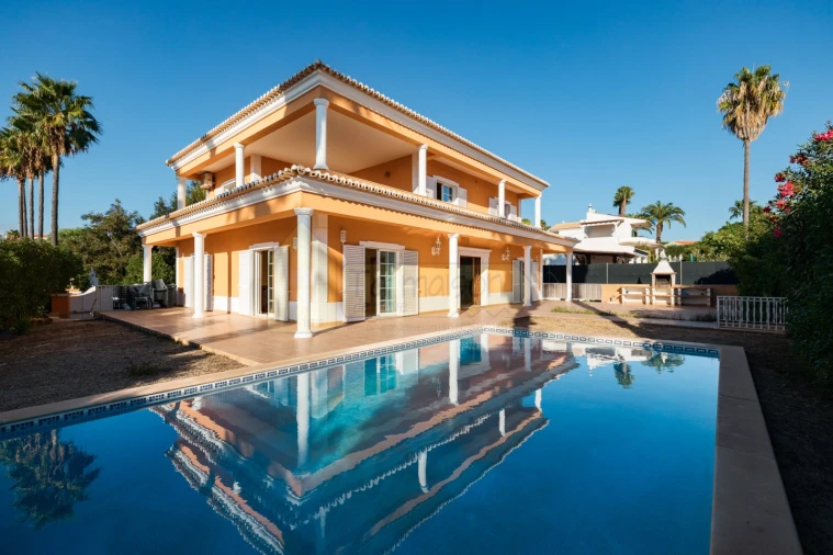 Moradia T4 para Venda em Quarteira Foto 1