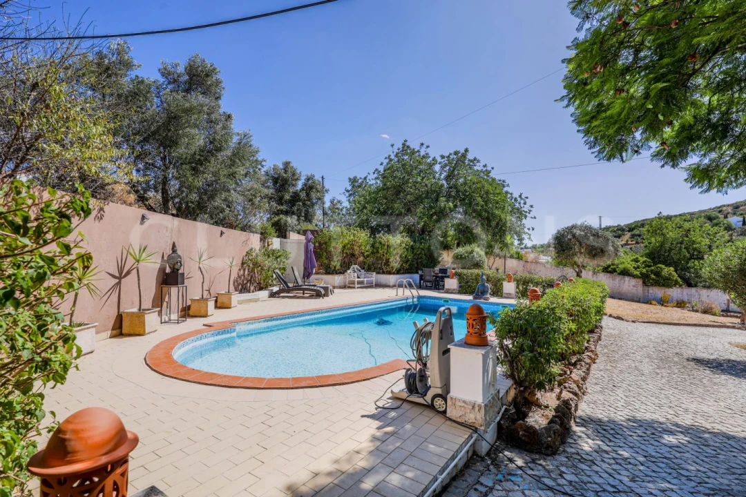 Moradia T6 para Venda em Santa Barbara de Nexe Foto 15