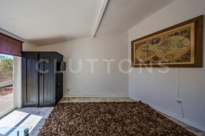 Moradia T6 para Venda em Santa Barbara de Nexe