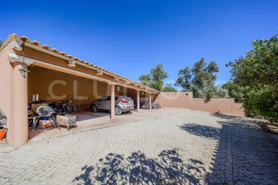 Moradia T6 para Venda em Santa Barbara de Nexe