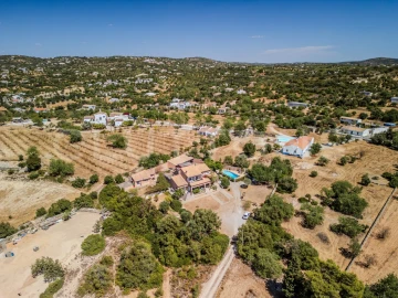 Moradia T6 para Venda em Santa Barbara de Nexe