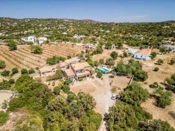 Moradia T6 para Venda em Santa Barbara de Nexe