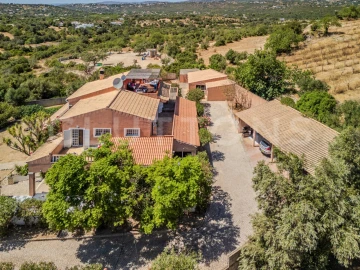 Moradia T6 para Venda em Santa Barbara de Nexe