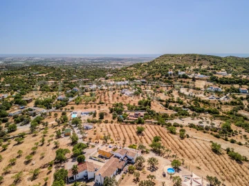 Moradia T6 para Venda em Santa Barbara de Nexe