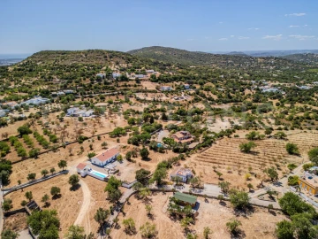 Moradia T6 para Venda em Santa Barbara de Nexe