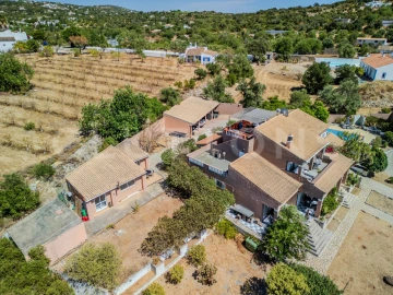 Moradia T6 para Venda em Santa Barbara de Nexe