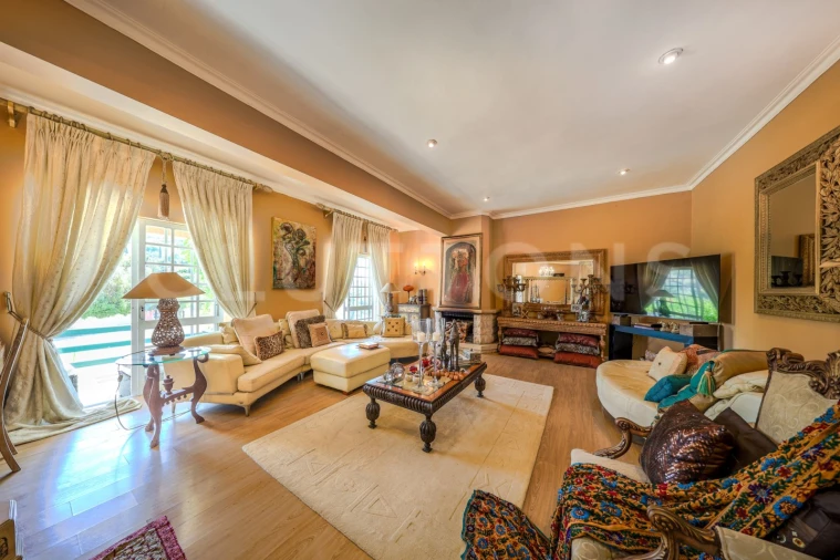 Moradia T6 para Venda em Santa Barbara de Nexe Foto 3