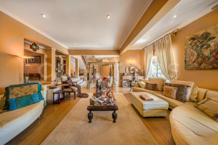 Moradia T6 para Venda em Santa Barbara de Nexe Foto 8