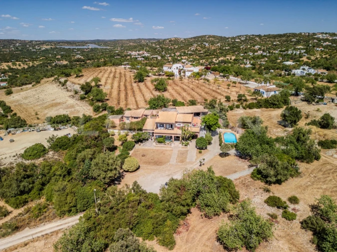 Moradia T6 para Venda em Santa Barbara de Nexe Foto 40