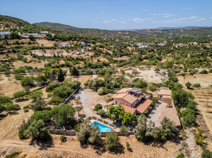 Moradia T6 para Venda em Santa Barbara de Nexe Foto 41