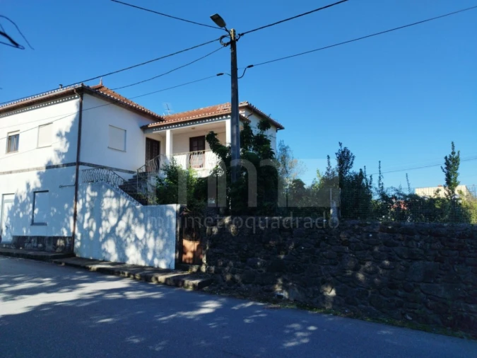 Moradia T4 para Venda em Mujães Foto 1