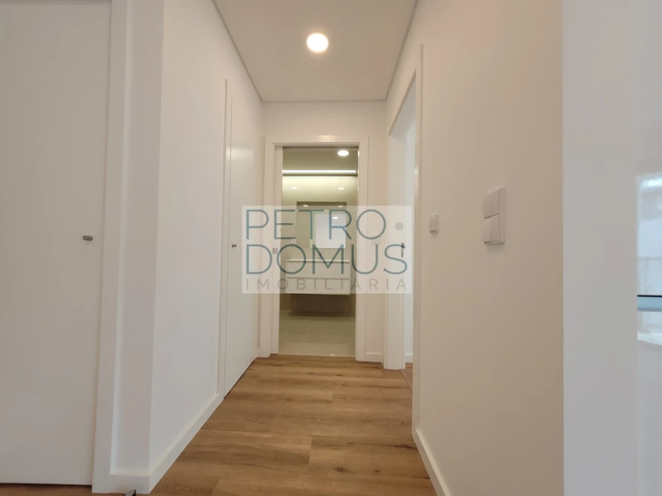 Apartamento T2 para Arrendamento em Campolide Foto 3