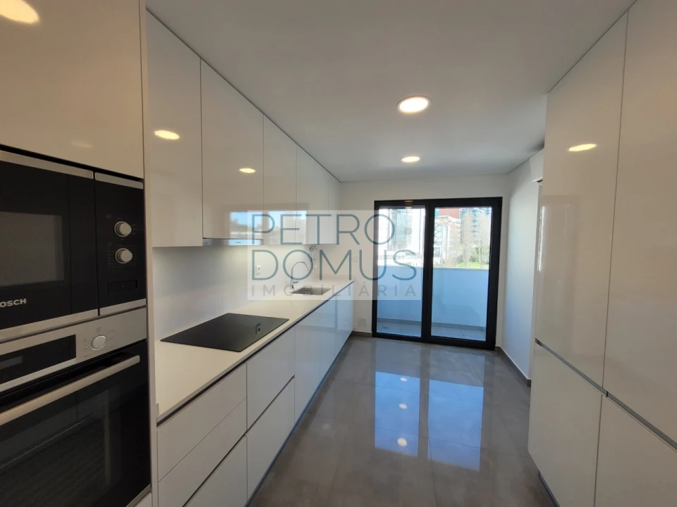 Apartamento T2 para Arrendamento em Campolide Foto 14