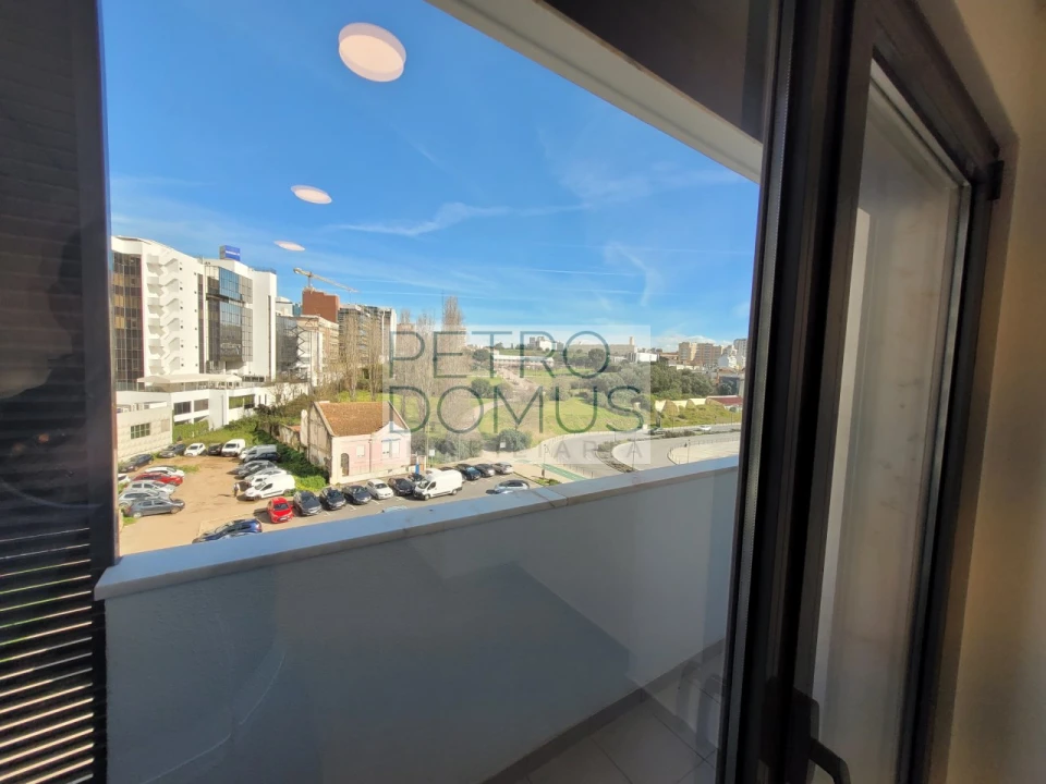 Apartamento T2 para Arrendamento em Campolide Foto 17