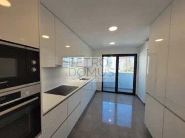 Apartamento T2 para Arrendamento em Campolide