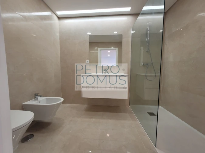 Apartamento T2 para Arrendamento em Campolide Foto 4