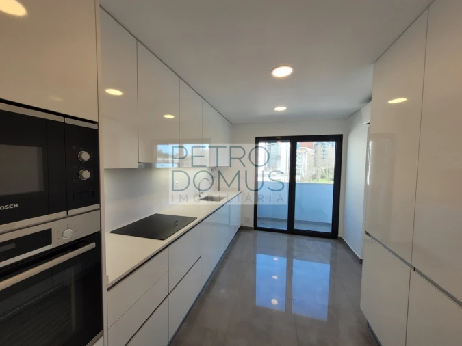 Apartamento T2 para Arrendamento em Campolide Foto 14