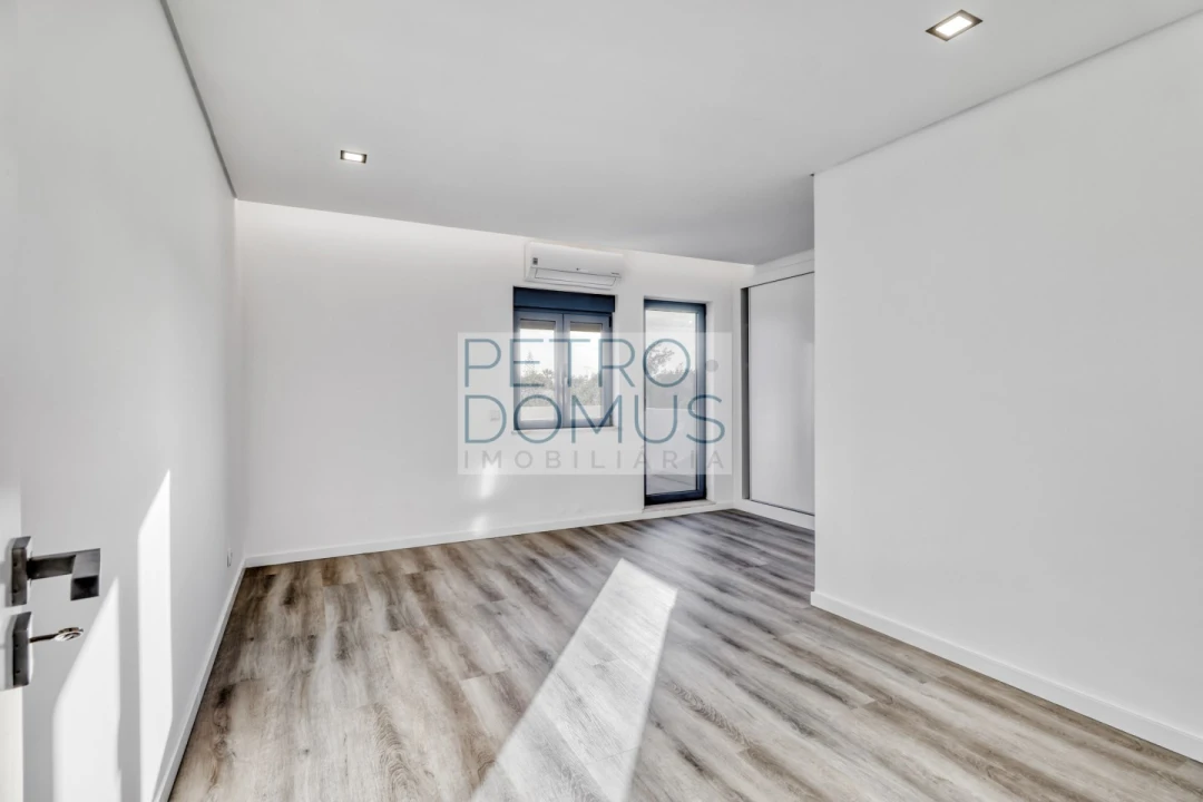 Moradia T7 para Venda em Almancil Foto 54