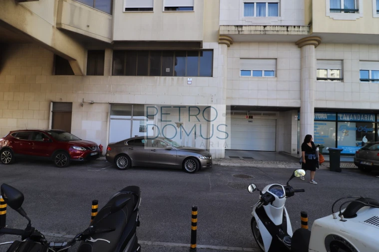 Loja para Arrendamento em Areeiro Foto 14