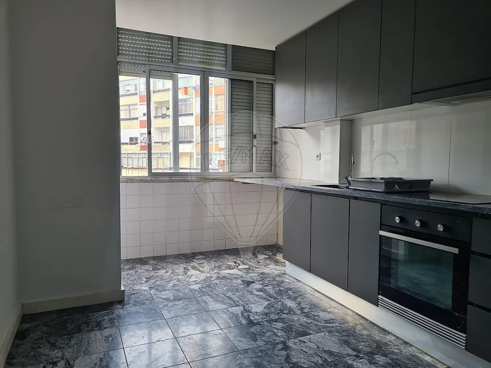 Apartamento T2 para Arrendamento em Sacavém e Prior Velho Foto 2