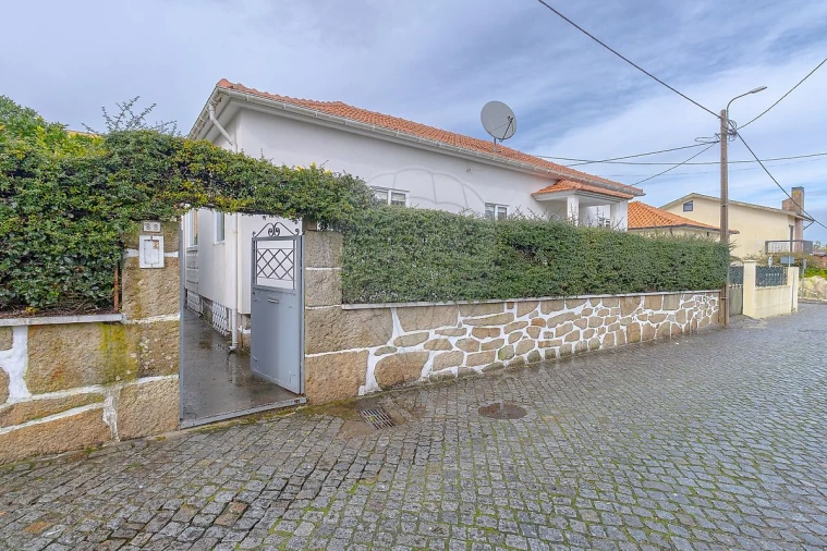 Moradia T3 para Venda em Oliveira do Douro Foto 1