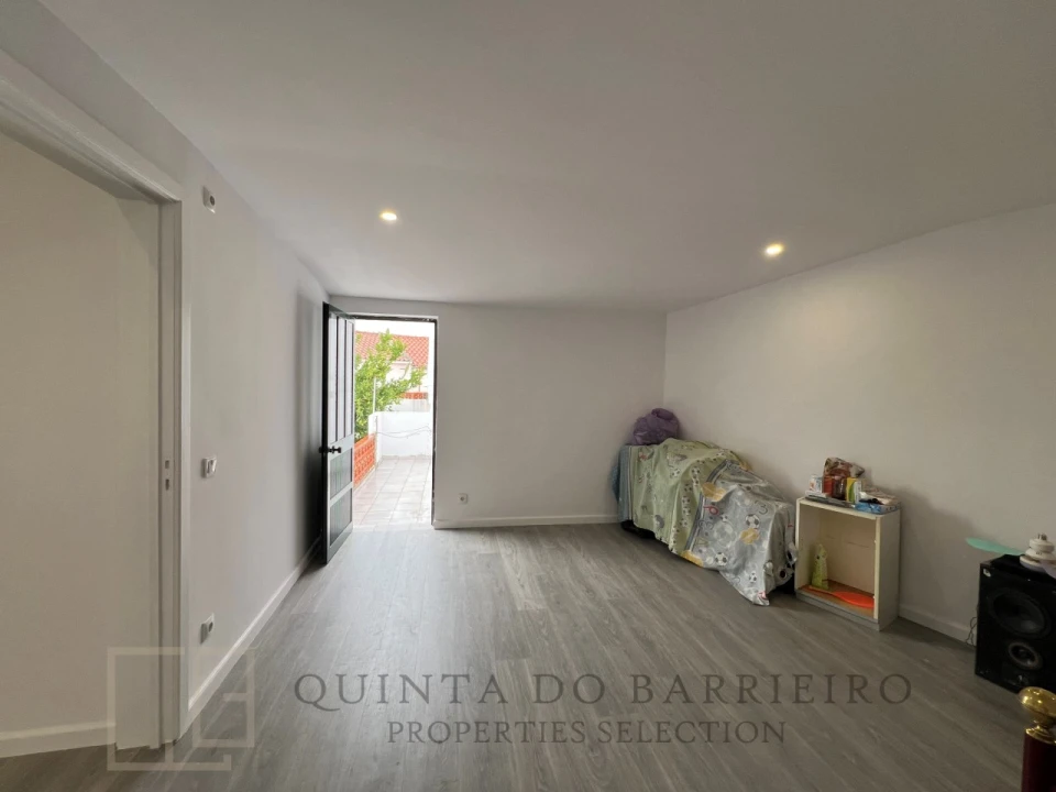 Moradia T5 para Venda em Comenda Foto 33