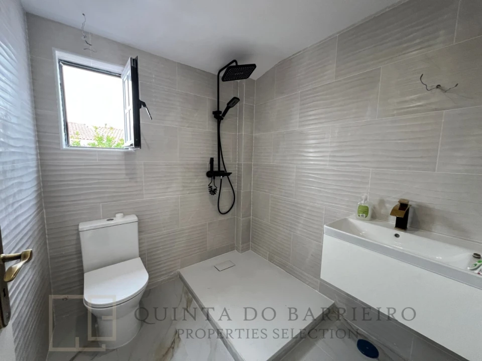 Moradia T5 para Venda em Comenda Foto 36